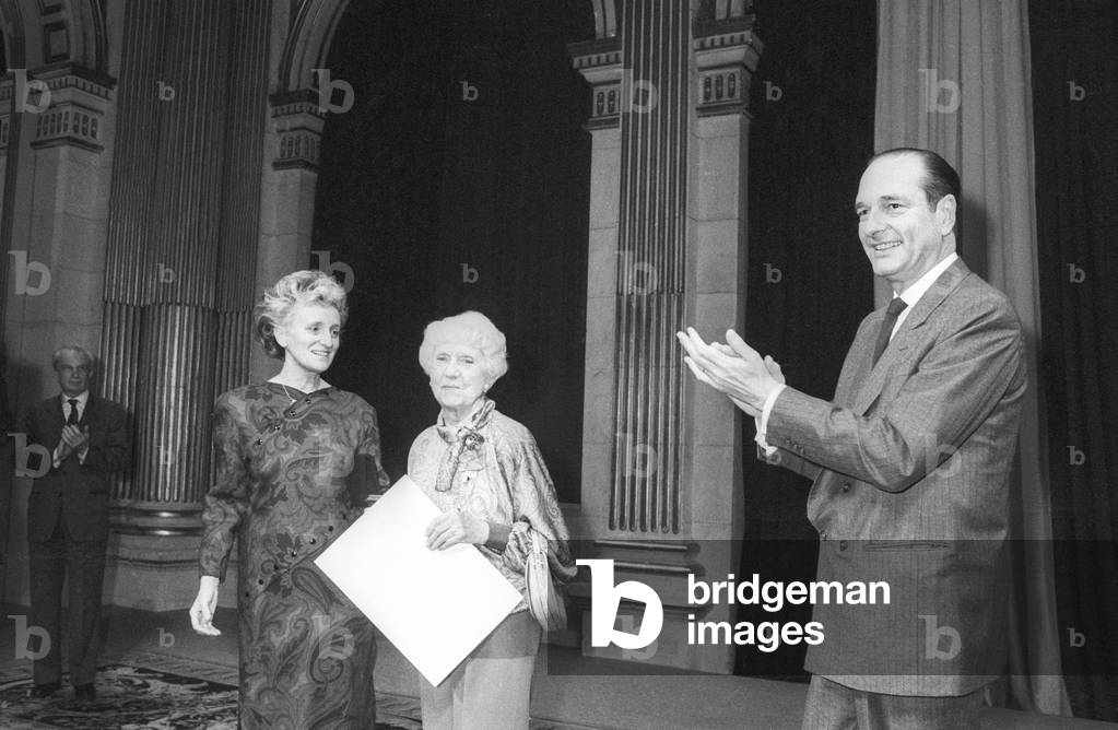 Denise Gray, surrounded by Bernadette and Jacques Chirac, has received a decoration, Paris City Hall, October 1986 (b/w photo)