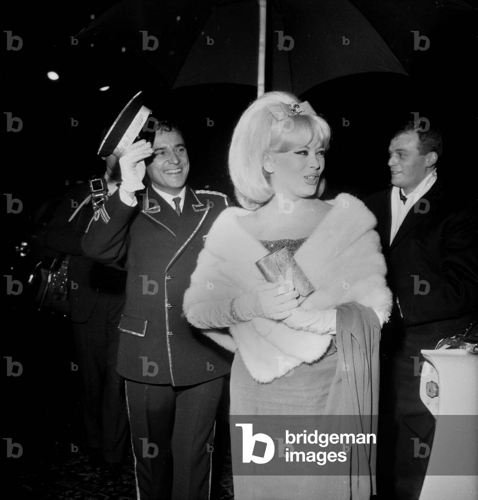 Coccinelle arriving at the Gala of Artists, Paris, 8 March 1962 (photo)