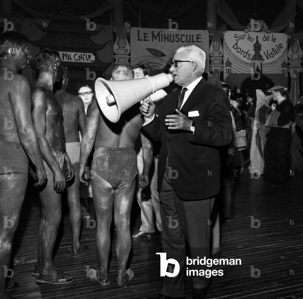 Director Vittorio De Sica on the set of the film 