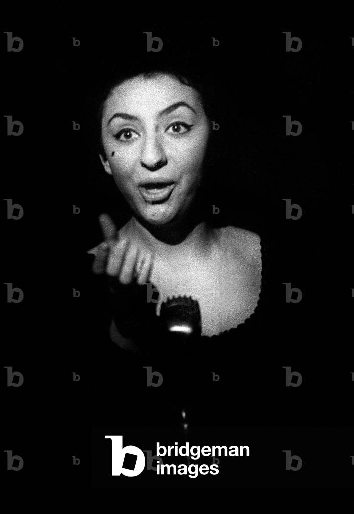 Singer Moussia Kanasis on stage in Paris, 14 January 1964 (photo)
