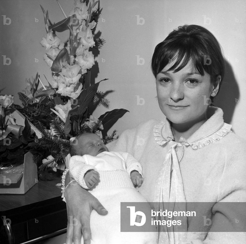 French Actress Suzanne Gabriello with her daughter Marie, 5 December 1965 (photo)