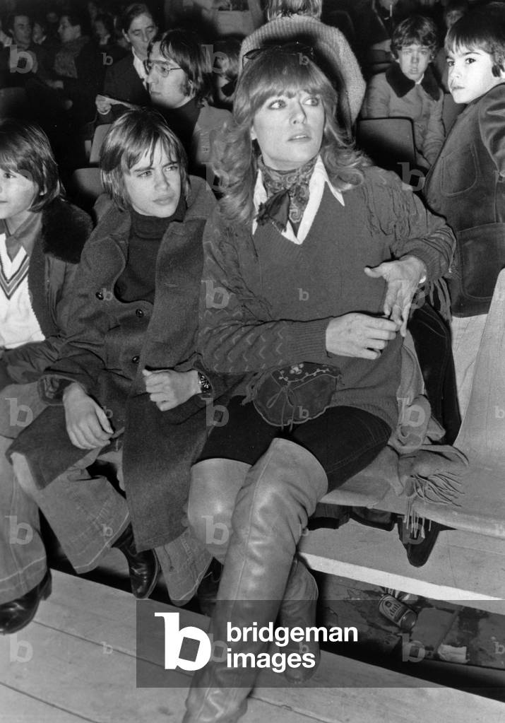Nathalie Delon with her son Anthony attending a show, 16 November 1976  (photo)
