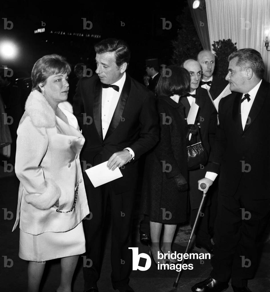 Simone Signoret and Yves Montand arriving at the Premiere of the film 