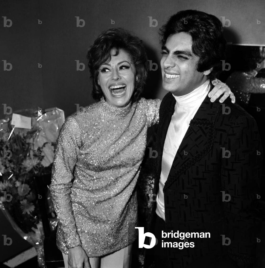 Enrico Macias congratulating Catherine Valente for her premiere at the Olympia, Paris, 9 December 1970 (photo)