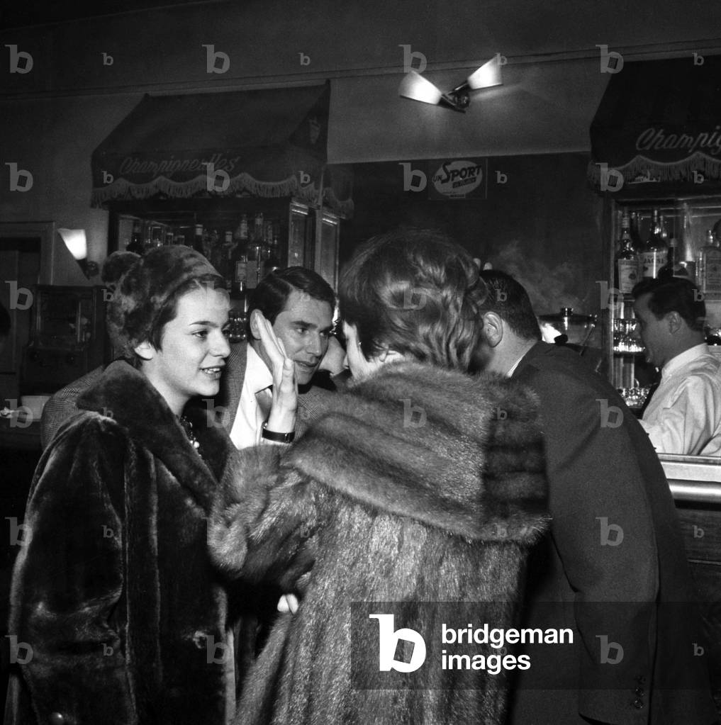 Annie Girardot with Robert Hossein and his wife Caroline Eliacheff, 5 December 1962 (photo)