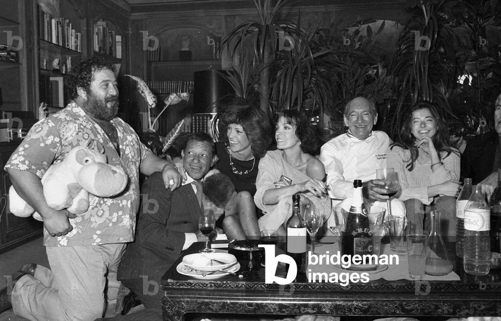 Carlos, Henri Salvador, Chantal Nobel, Marie Laforet, Eddie Barclay, Mylene Demongeot and James Coburn having dinner at Eddie Barclay's, 9 April 1984  (photo)