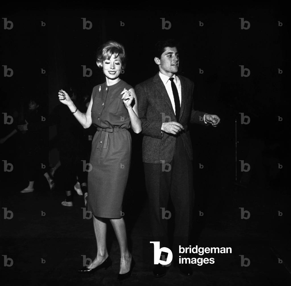Jackie Kern and Sacha Distel during the rehearsal of his show at the Olympia, Paris, 26 December 1962 (photo)