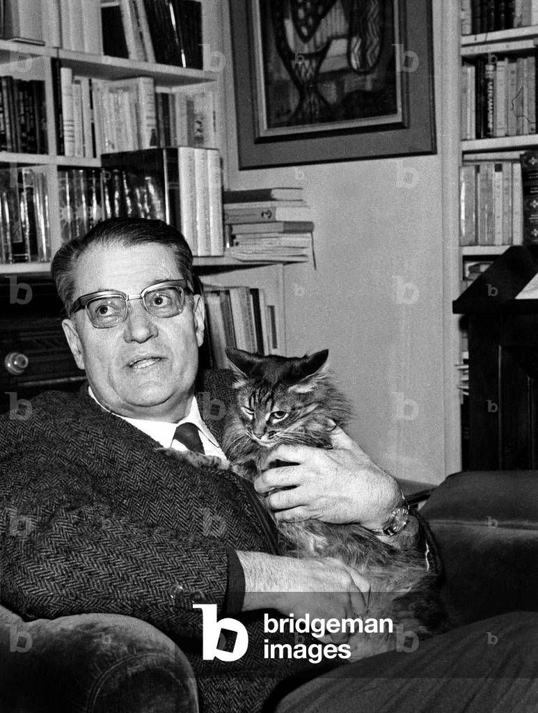 French writer Maurice Nadeau holding his cat in his arms, September 1970 (photo)