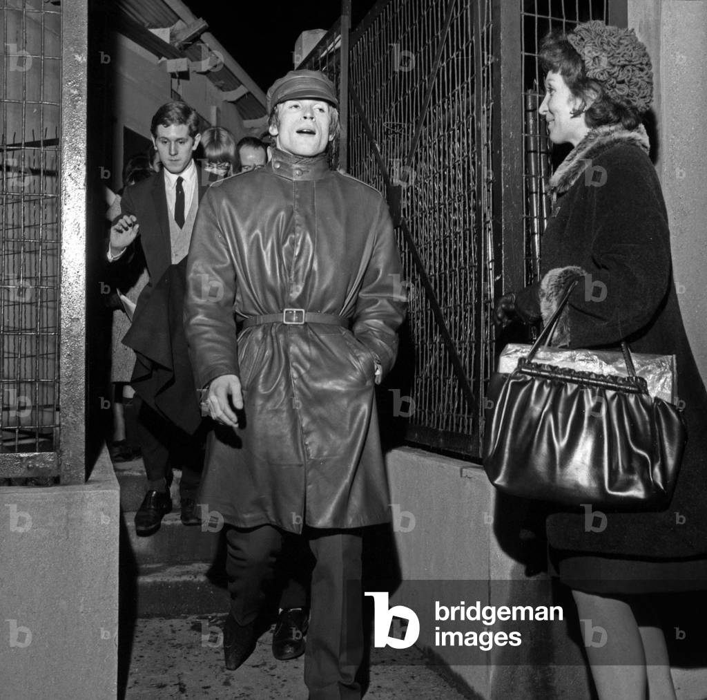 Rudolf Noureyev leaving the Palais des Sports, Australian Ballets, Paris, 25 December 1965 (photo)