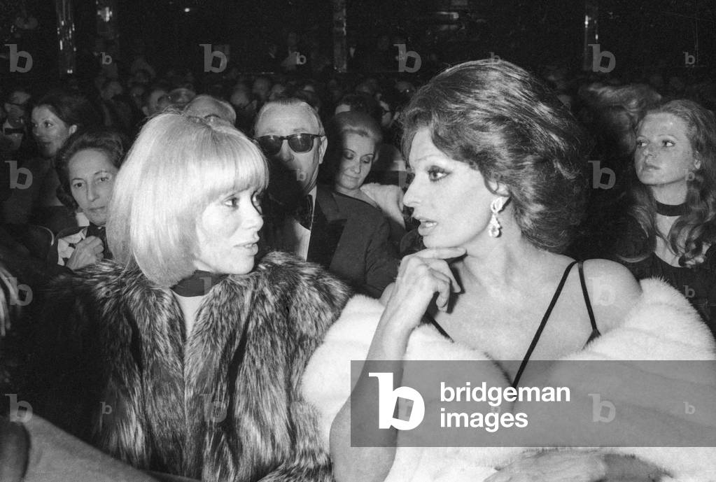 Mireille Darc and Sophia Loren at premiere of JosephineBaker in Bobino, Paris, April 8, 1975 (photo)