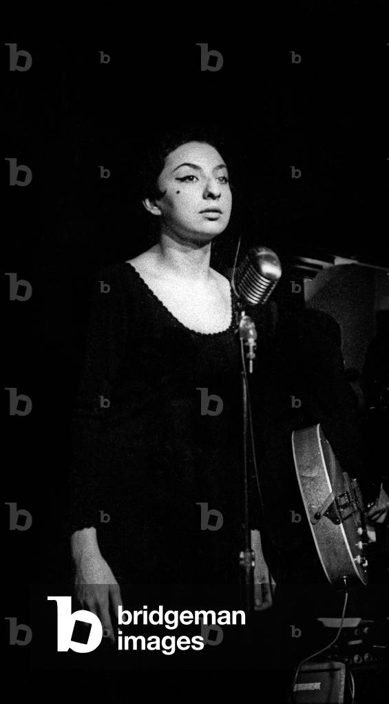 Singer Moussia Kanasis on stage in Paris, 14 January 1964 (photo)