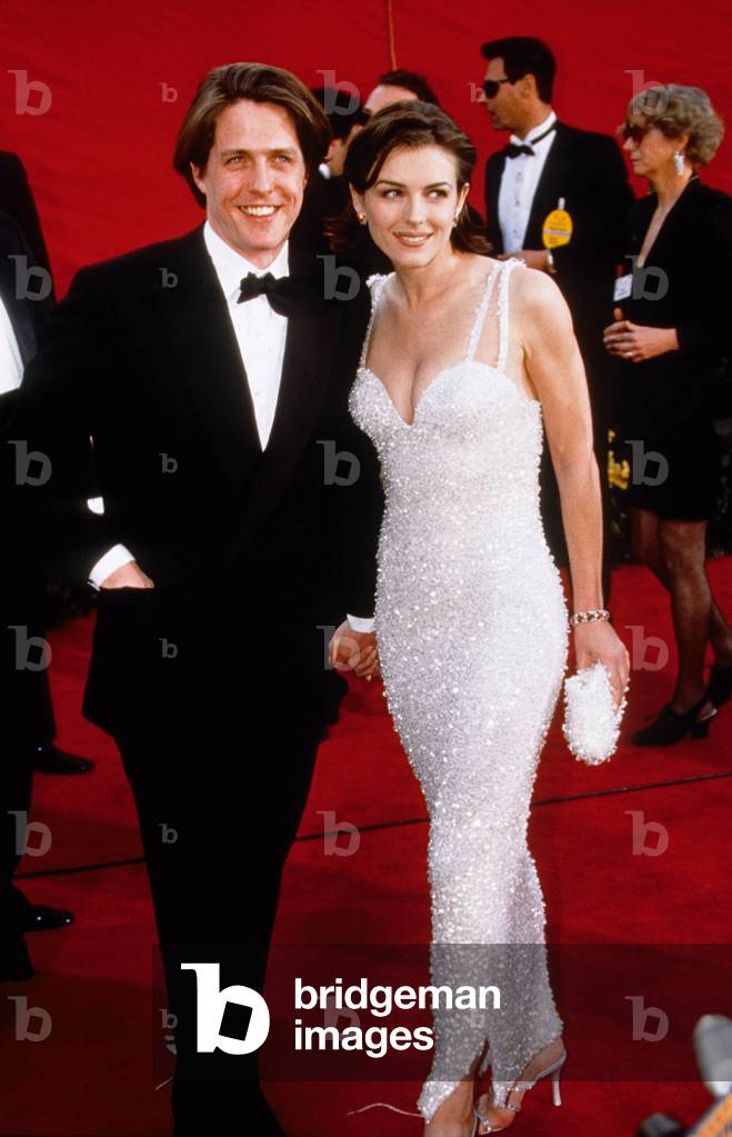 Hugh Grant and Elizabeth Hurley at Academy Awards ceremony in 1995 (photo)