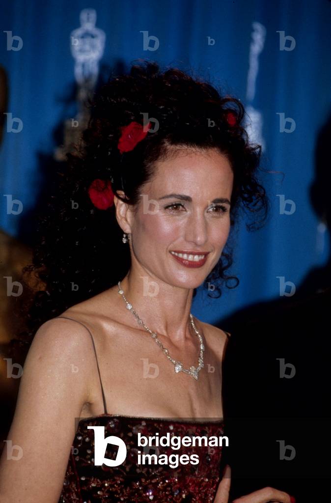 Andie MacDowell during Oscars ceremony in 1999 (photo)