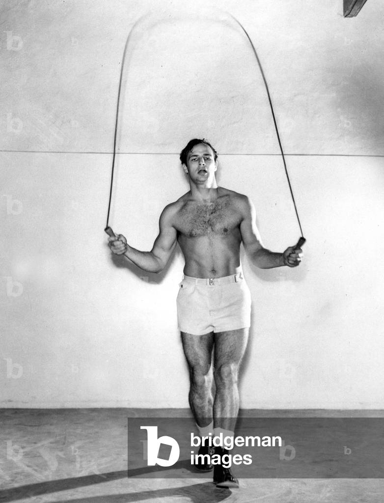 Marlon Brando jumping rope on June 30, 1954 (photo)