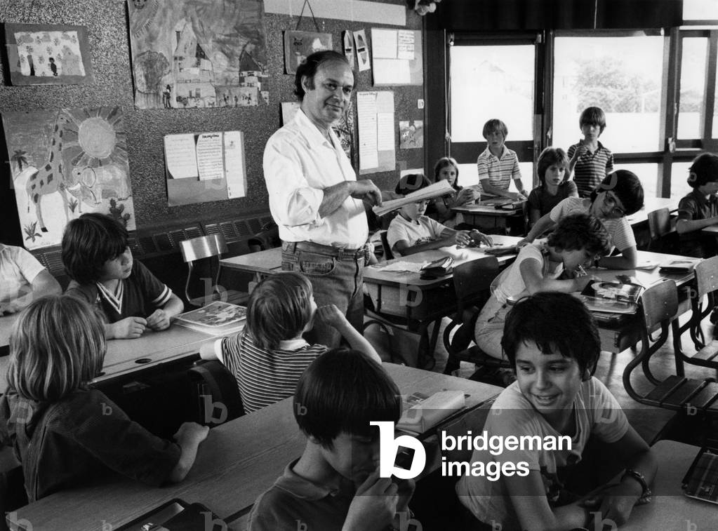 Claude Berri during the shooting of the Le Maitre d'Ecole, 1981 (photo)
