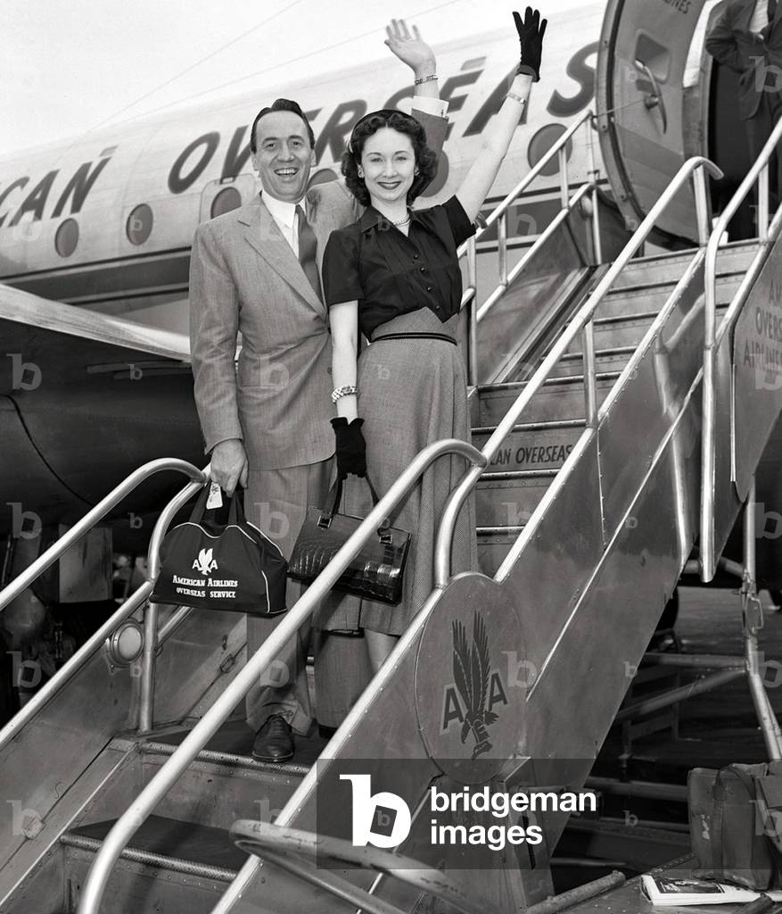 Dorothy Annex Kilgallen boards in a plane (photo)