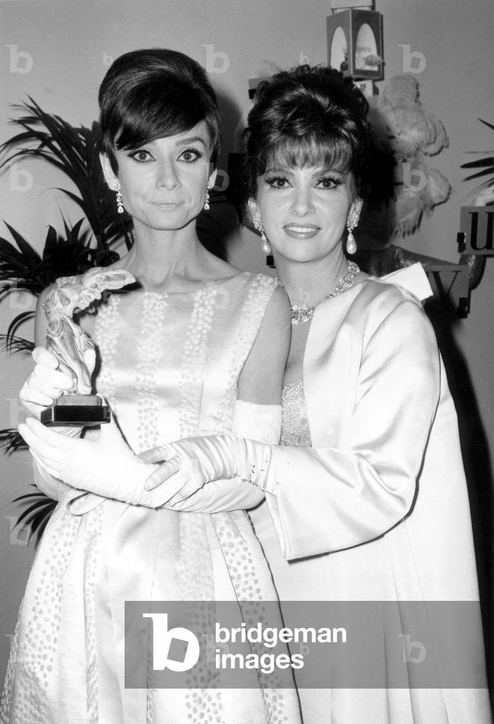 Gina Lollobrigida giving to Audrey Hepburn French movie prize , 1965 (photo)