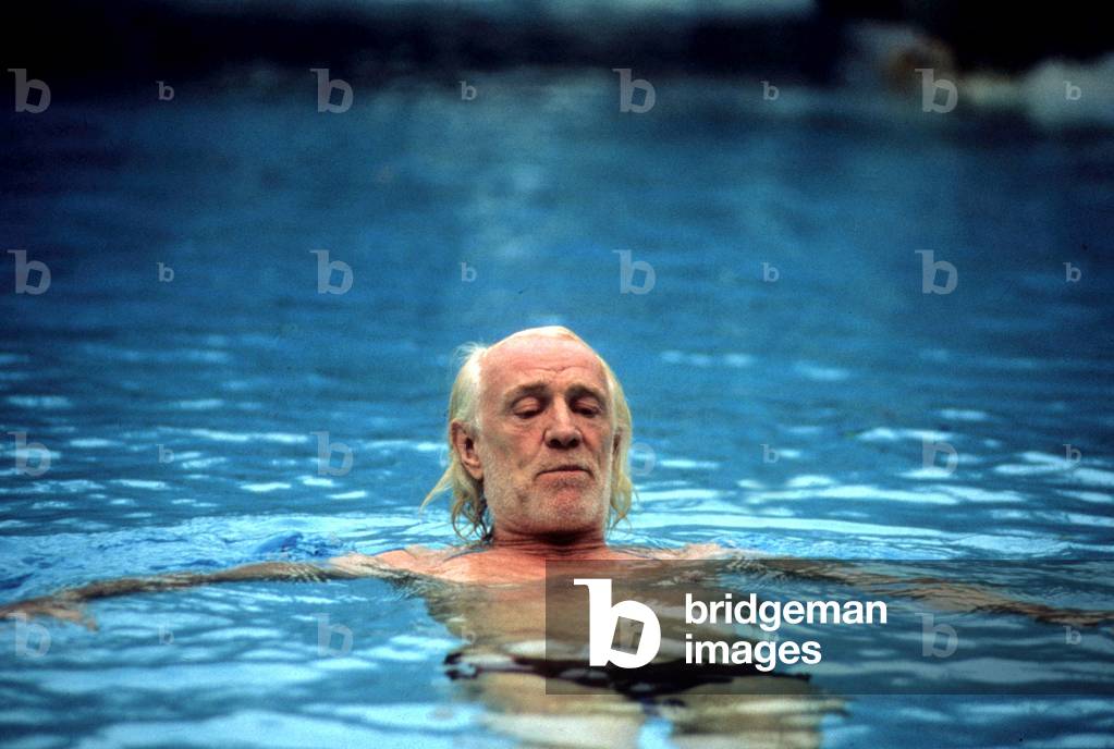 Richard Harris in his swimming pool (photo)