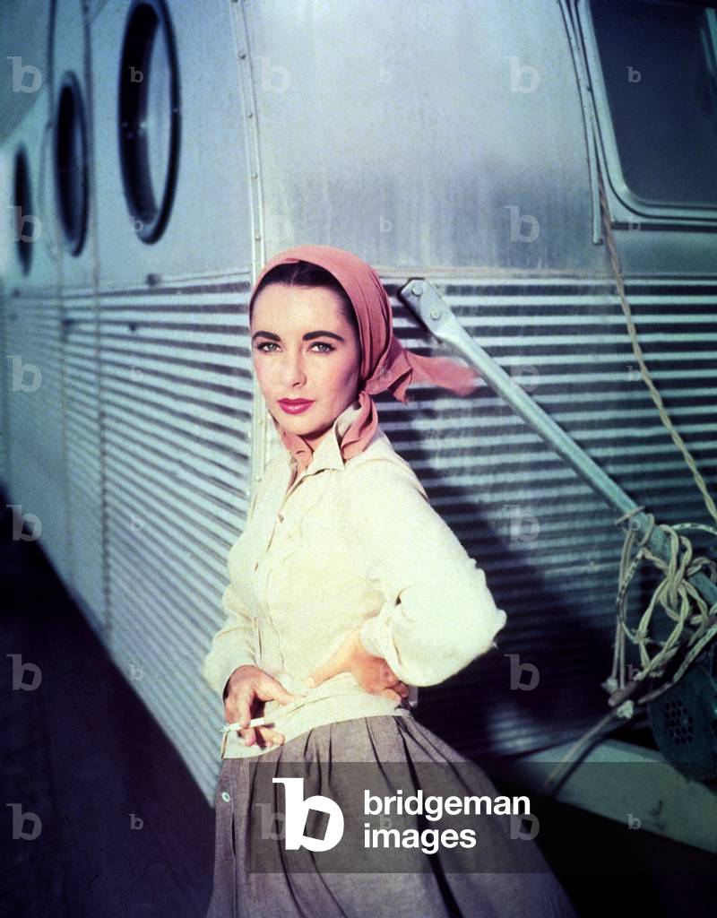 Elizabeth Taylor near her trailer on set of film Giant, 1956 (photo)