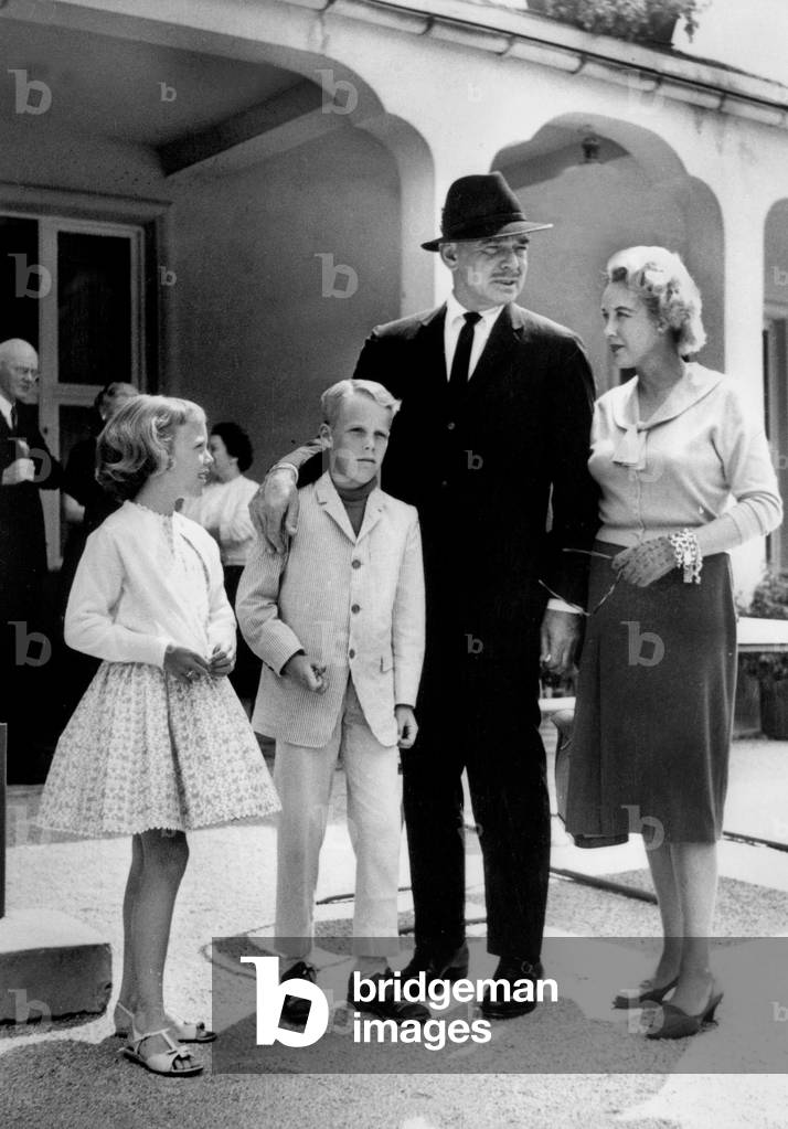 Clark Gable and Katleen Kay Spreckles and her children, 1959 (photo)