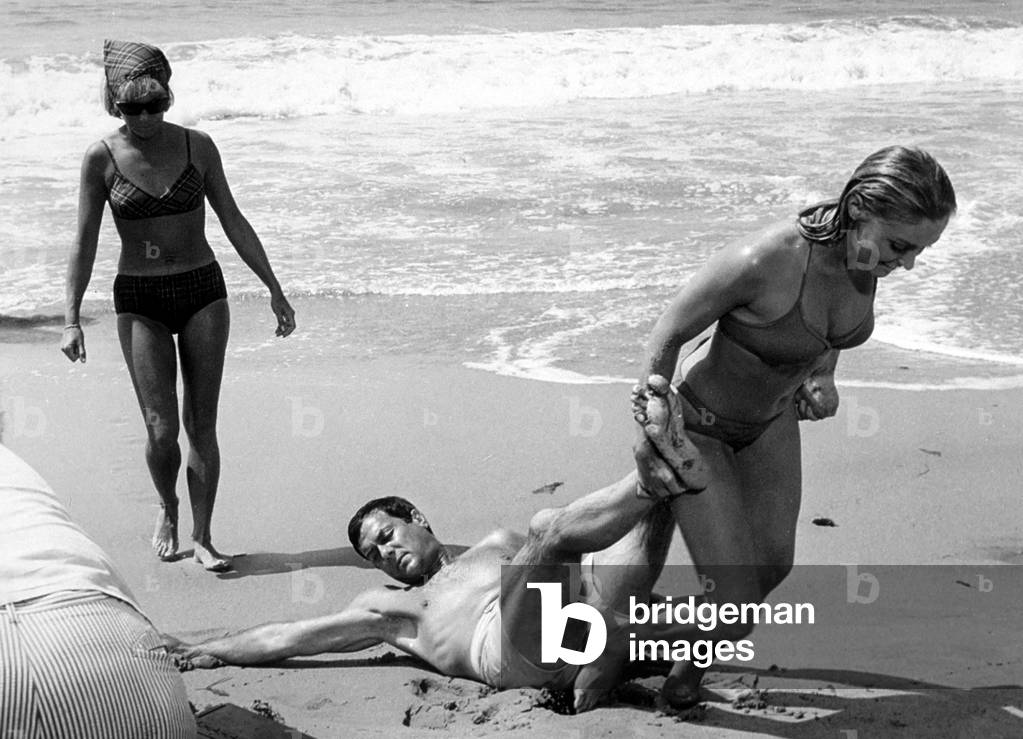 Don't Make Waves, Tony Curtis Sharon Tate 1967 (film still)
