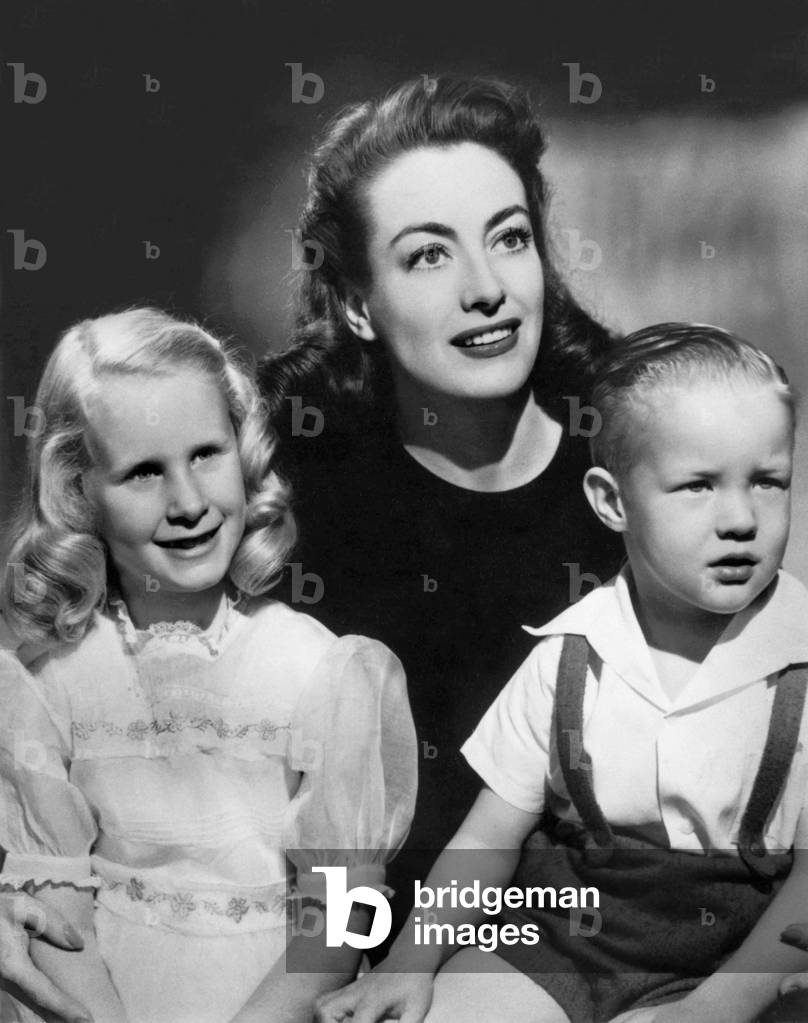 Joan Crawford with his 2 children Christine and Christopher 1946 (photo)