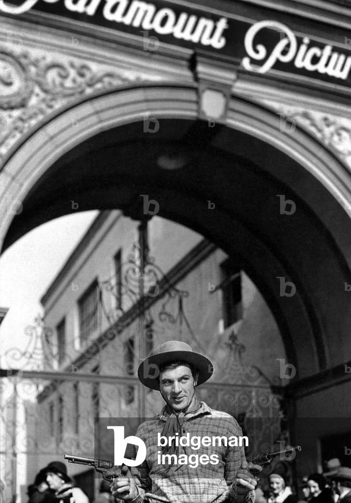 Gary Cooper posing in front of the Paramount Studios, 1931 (photo)