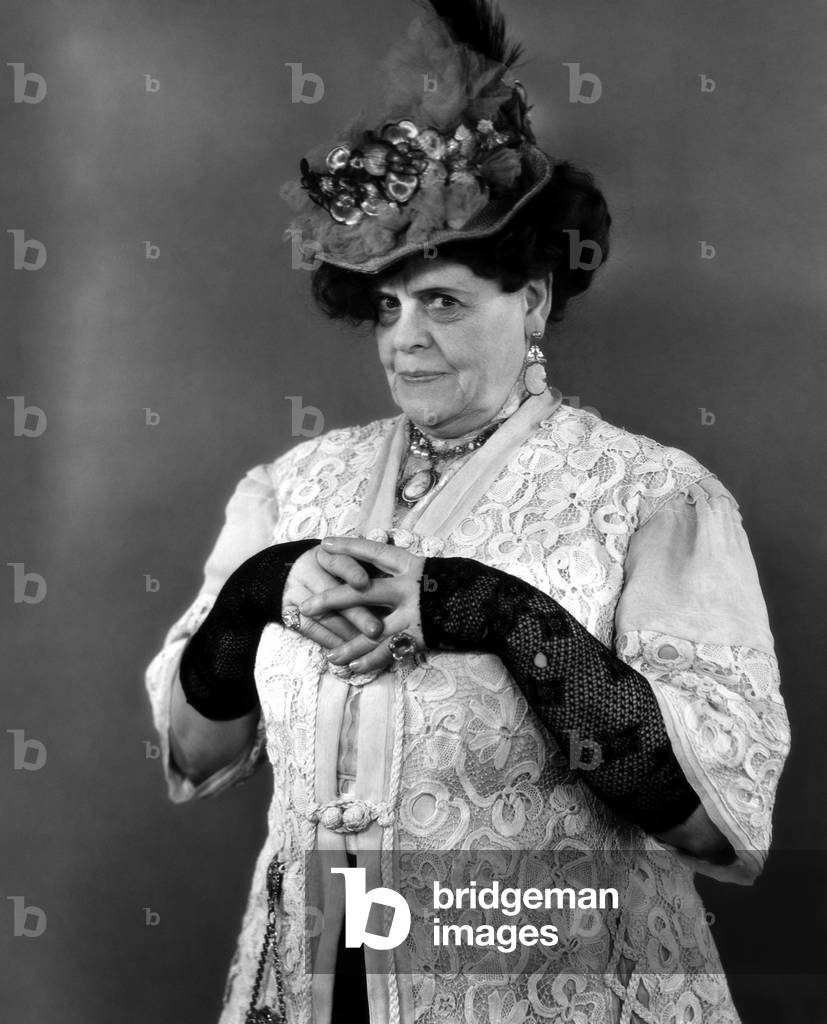 DINNER AT EIGH , Marie Dressler on set, 1933 (photo)