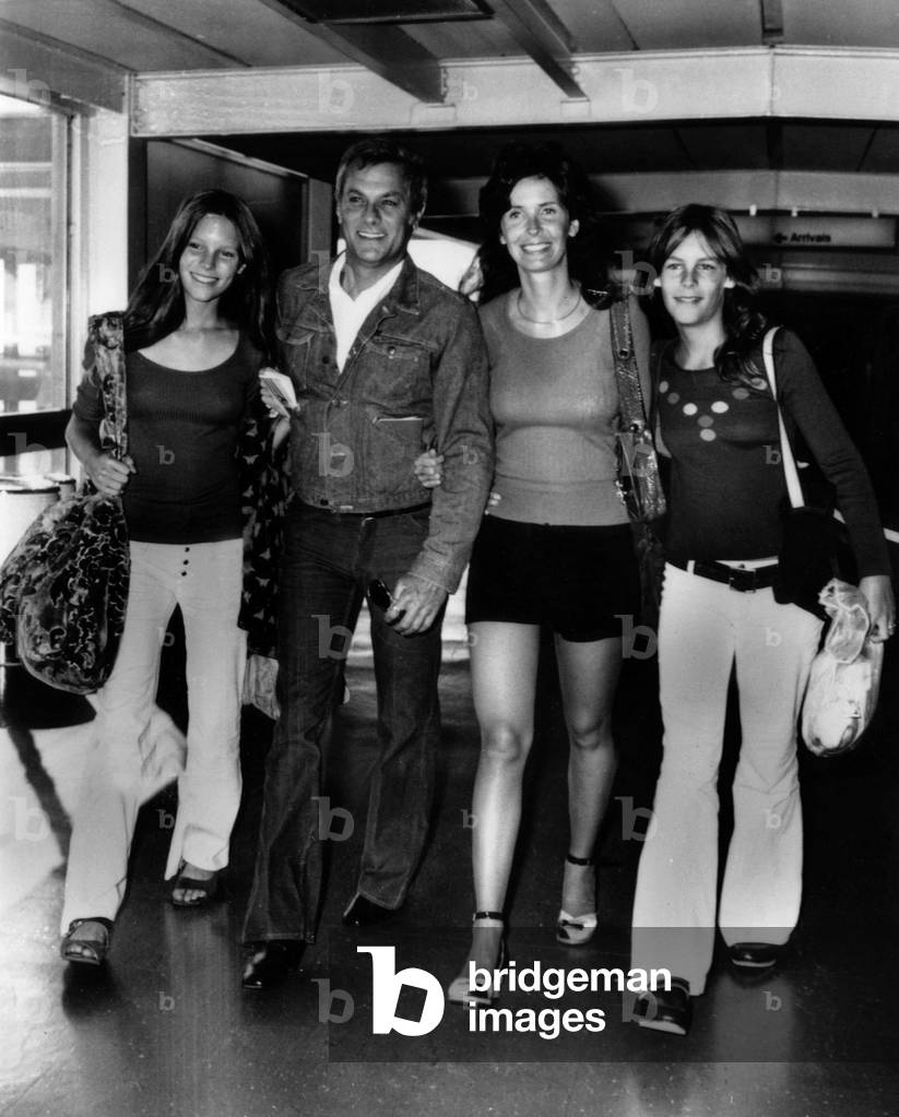 Tony Curtis with Leslie Allen and his daughters Kelly and Jamie Lee, 1971 (photo)
