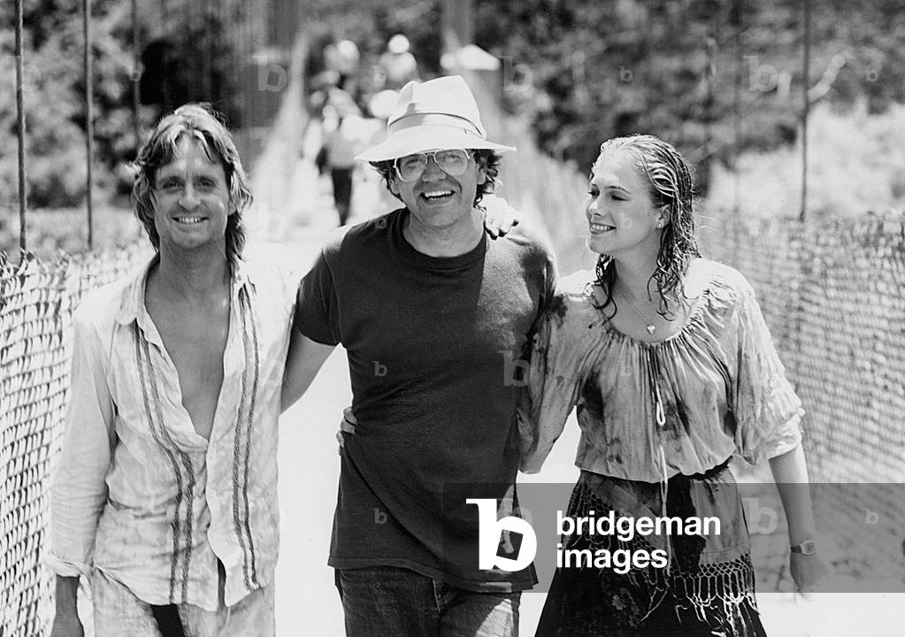 Bob Zemeckis with Michael Douglas, Kathleen Turner, during shooting of ROMANCING THE STONE, 1984 (photo)