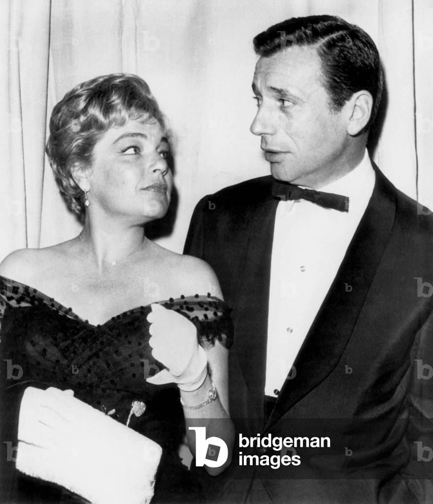 Simone Signoret and Yves Montand arrive at  Academy Awards ceremony, 1960 (photo)