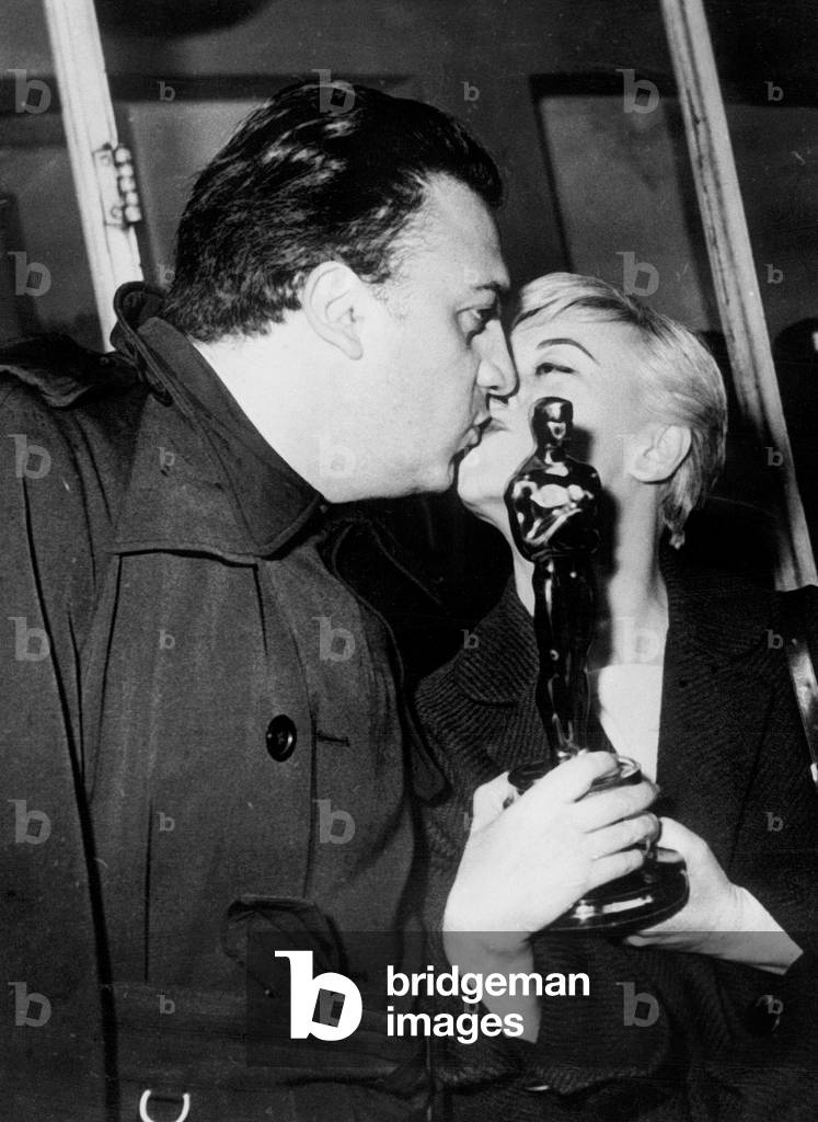 Giulietta Masina with her academy award kissing Federico Fellini, 1957 (photo)