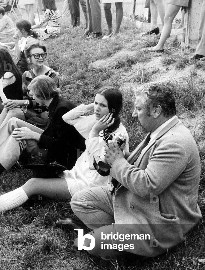 Peter Ustinov and daughter Pavla at the end of school year party, Lausanne, 1969 (photo)