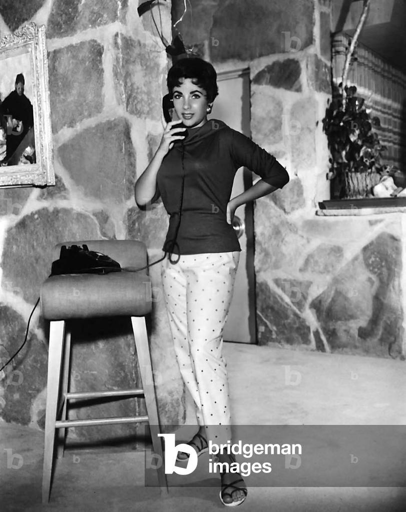 Liz Taylor phoning in 1957 (photo)