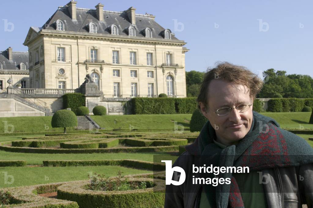 John Duigan on set of HEAD IN THE CLOUDS, 2004 (photo)