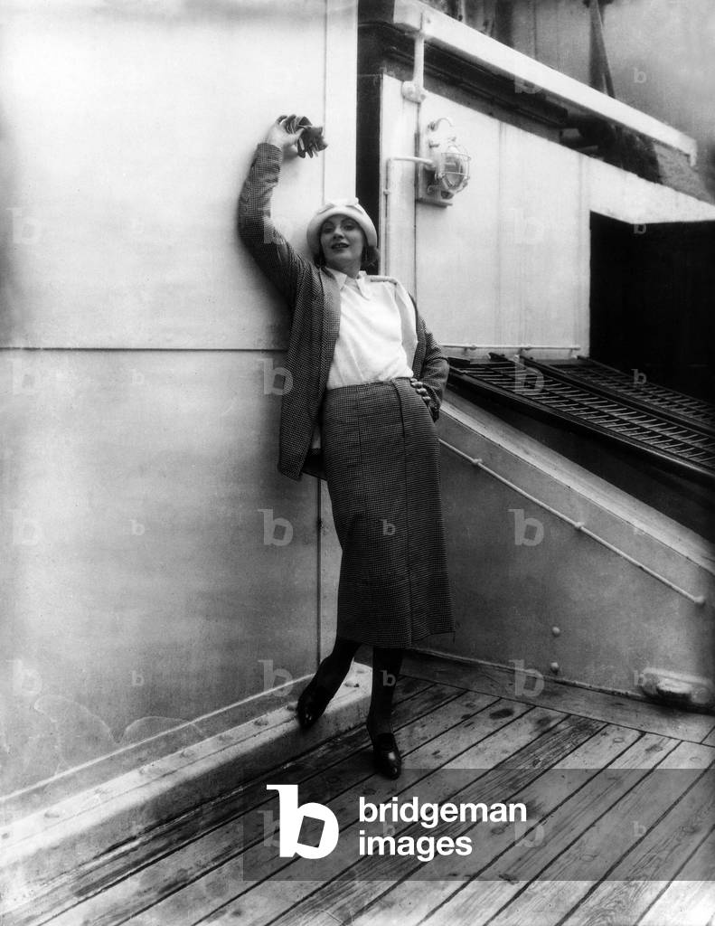 Greta Garbo on the liner Drottningholm's desk, 1925 (photo)