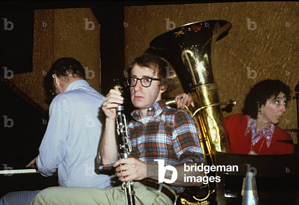 Woody Allen playing clarinet in New York, 1978 (photo)