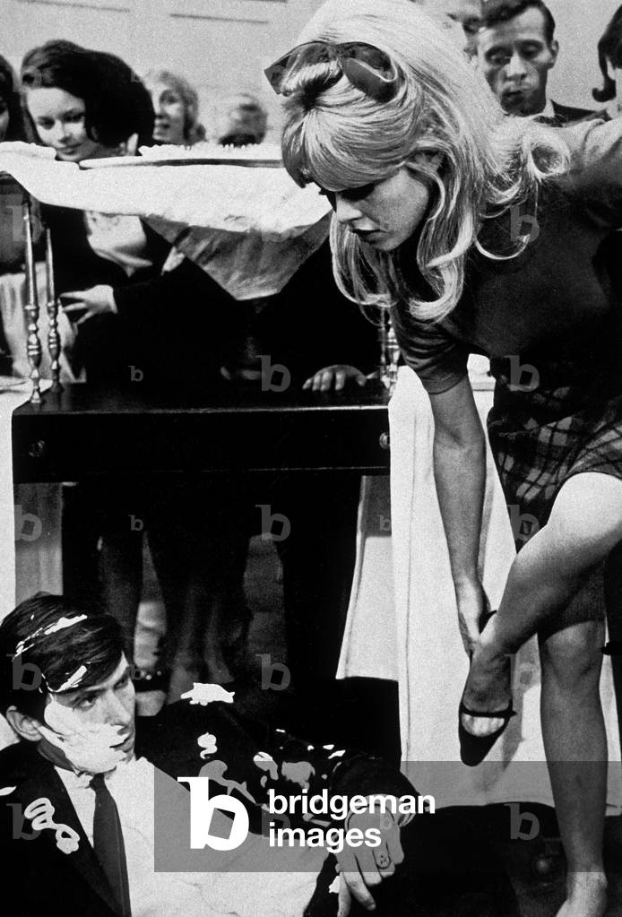 A RAVISHING IDIOT, (aka AGENT 38-24-26), 1964 (film still)