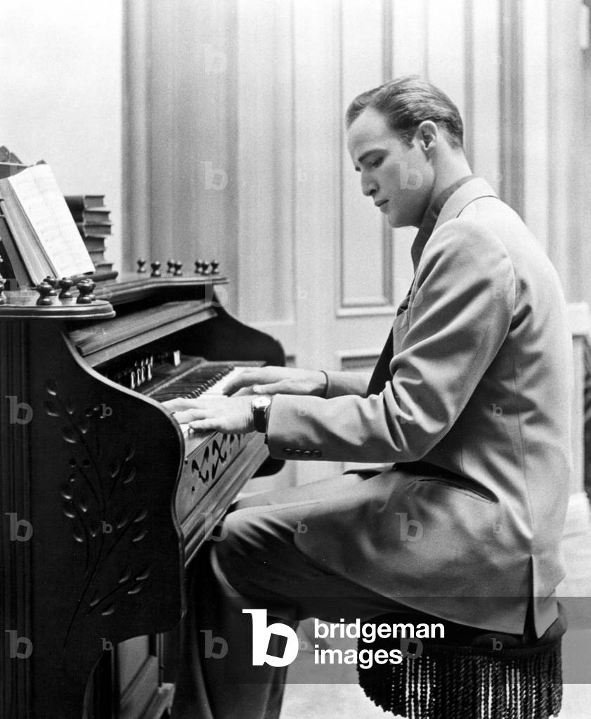 Marlon Brando playing piano in the 50's (photo)