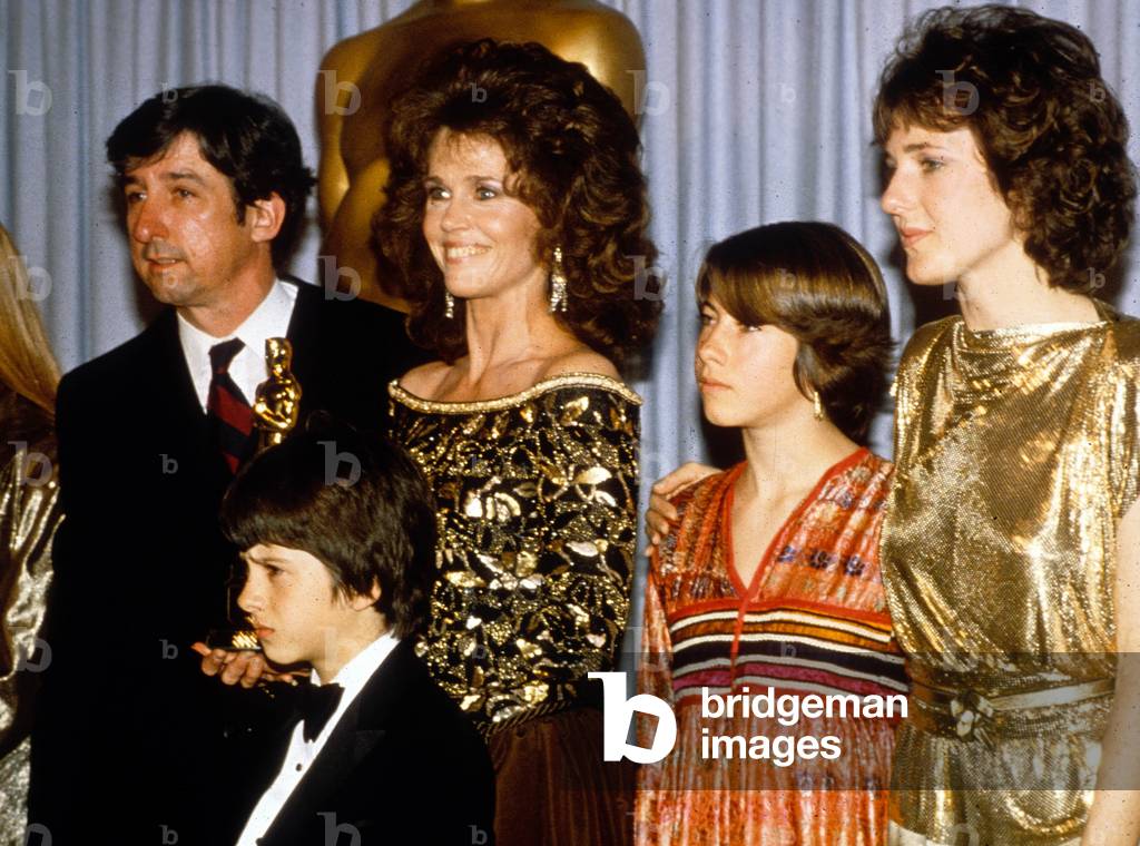 Jane Fonda with Tom Hayden and their children, and her sister Amy at Academy Awards in 1982 (photo)