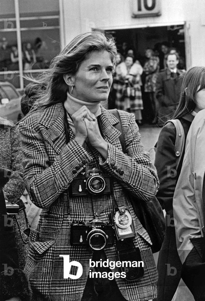 Actress Candice Bergen at New York airport come to photograph Charlie Chaplin on april 6, 1972
