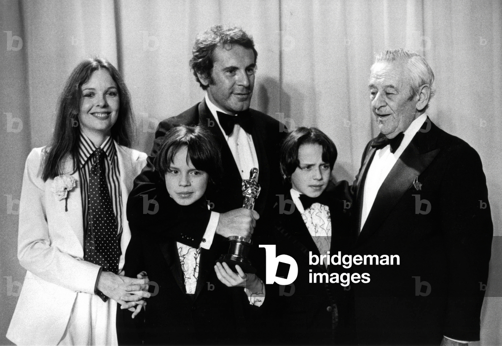 Diane Keaton, best Actress academy award with her children, husband and William Wyler, 1978 (photo)