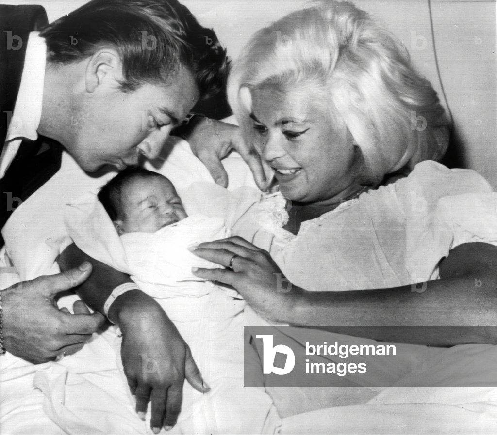 Jayne Mansfield and  Mickey Hargitay and their newborn daughter, 1964 (photo)