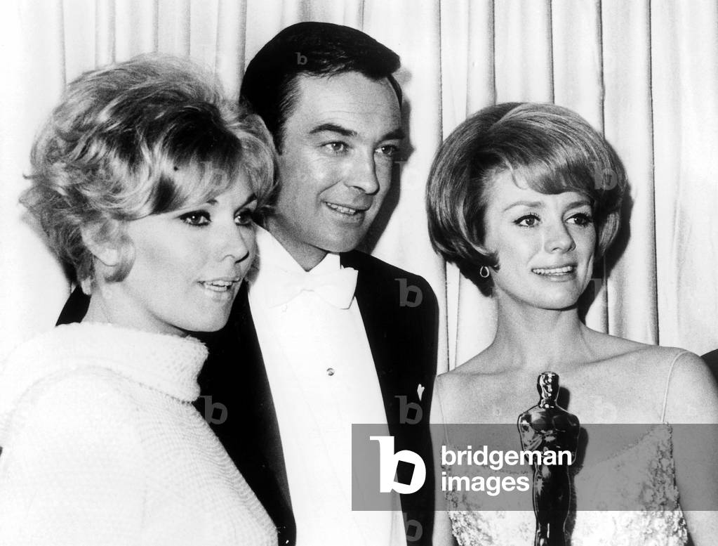 Kim Novak with Richard Johnson and Inger Stevens at Academy Awards ceremony, 1966 (photo)