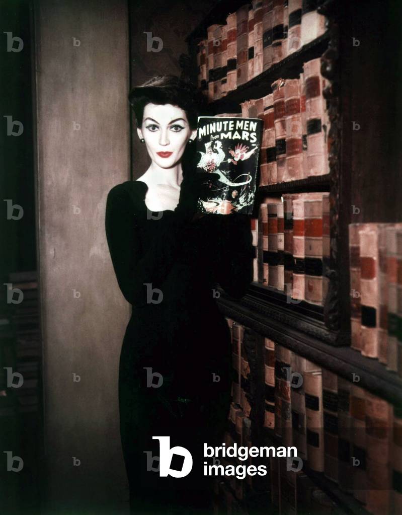 Dovima holding « Minute Men from Mars », on set of Funny Face, 1957 (photo)