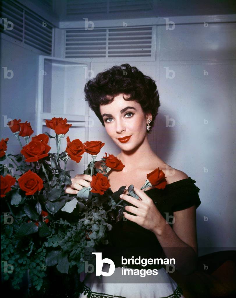 Liz Taylor with bunch of rose in 1953 (photo)
