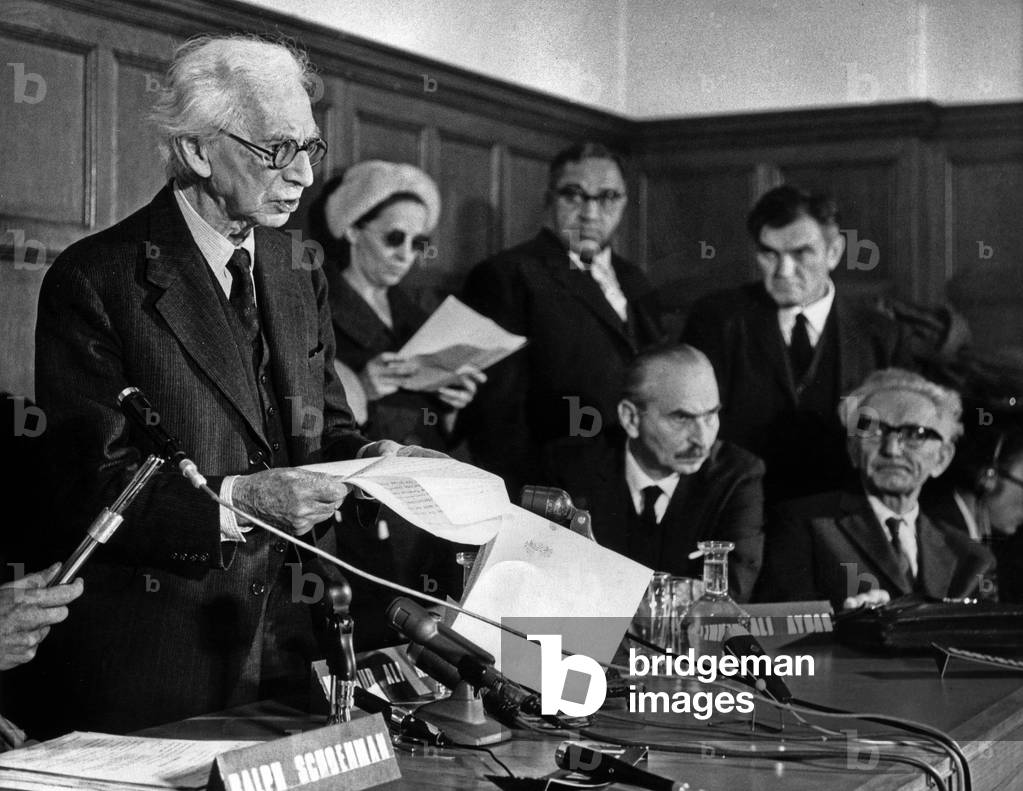 Earl Bertrand Russell during the press conference for his International Tribunal, London, 1966 (photo)