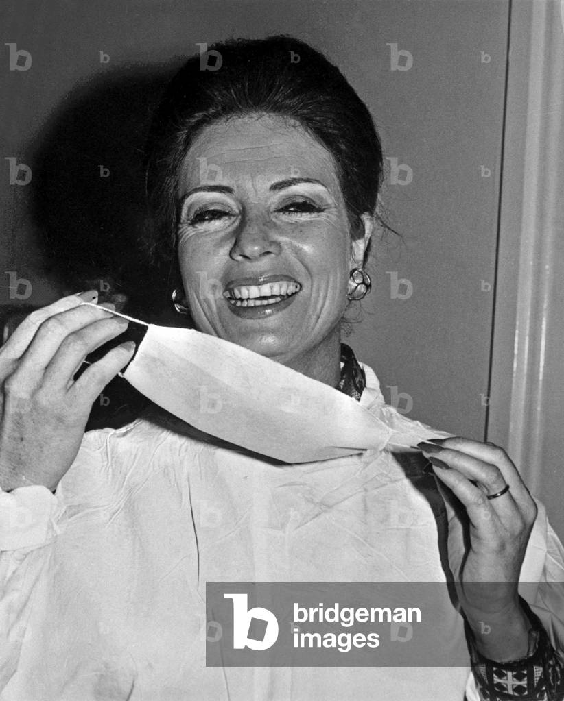 Jehane el-Sadate visiting an hospital, London, November 10, 1975