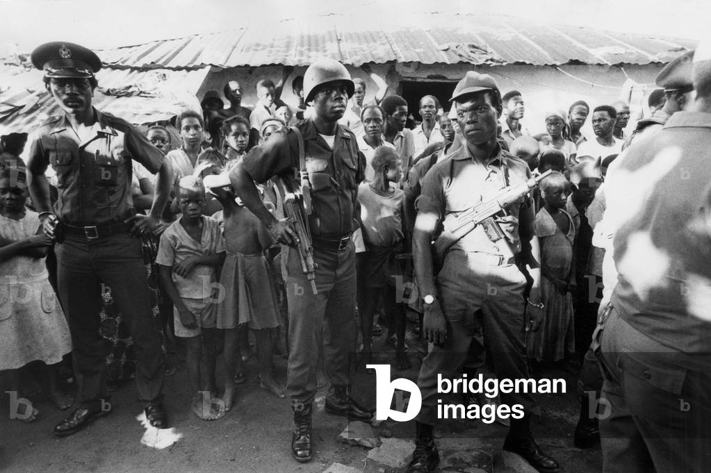 Soldiers in a village in Liberia April 1980 (photo)