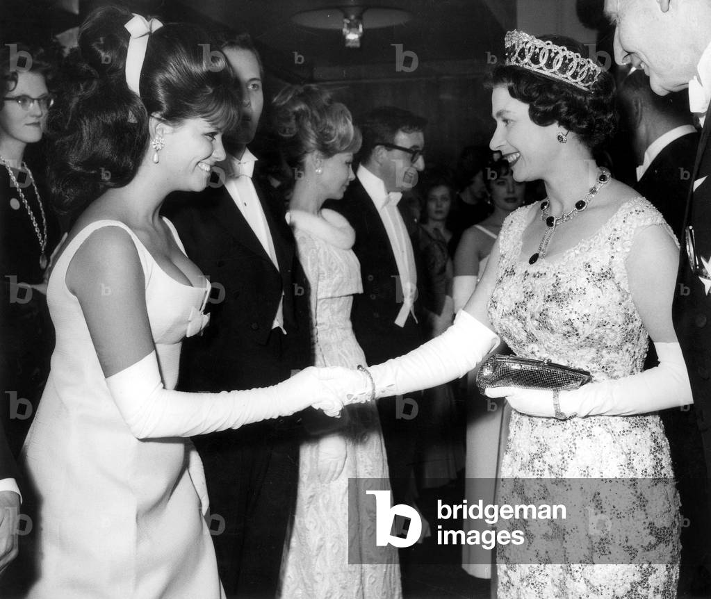 Claudia Cardinale et la reine Elisabeth